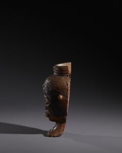 Luba - Repubblica Democratica del Congo : Nello stile di Maschera antropomorfa con base a forma di piede Legno duro a patina marrone lucida e nera  - Asta Asta 444 | AFRICA, OCEANIA E AMERICHE - ARTIGIANATO AFRICANO: VARI COMMITTENTI E SELEZIONE DALLA COLLEZIONE BARTOLOMUCCI Online - Associazione Nazionale - Case d'Asta italiane