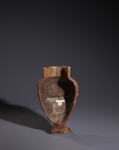 Luba - Repubblica Democratica del Congo : Nello stile di Maschera antropomorfa con base a forma di piede Legno duro a patina marrone lucida e nera  - Asta Asta 444 | AFRICA, OCEANIA E AMERICHE - ARTIGIANATO AFRICANO: VARI COMMITTENTI E SELEZIONE DALLA COLLEZIONE BARTOLOMUCCI Online - Associazione Nazionale - Case d'Asta italiane