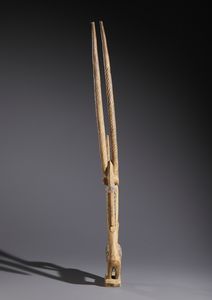 Bambara - Mali : Nello stile di Scultura-cimieoi Cywara  in forma di  antilopi in legno duro a patina naturale, tessuto e lamiera  - Asta Asta 444 | AFRICA, OCEANIA E AMERICHE - ARTIGIANATO AFRICANO: VARI COMMITTENTI E SELEZIONE DALLA COLLEZIONE BARTOLOMUCCI Online - Associazione Nazionale - Case d'Asta italiane