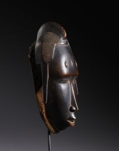 Guro - Costa d'Avorio : Nello stile di Maschera antropomorfa  in legno duro a patina scura  - Asta Asta 444 | AFRICA, OCEANIA E AMERICHE - ARTIGIANATO AFRICANO: VARI COMMITTENTI E SELEZIONE DALLA COLLEZIONE BARTOLOMUCCI Online - Associazione Nazionale - Case d'Asta italiane