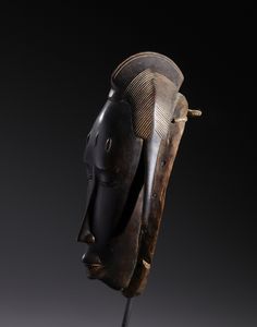 Guro - Costa d'Avorio : Nello stile di Maschera antropomorfa  in legno duro a patina scura  - Asta Asta 444 | AFRICA, OCEANIA E AMERICHE - ARTIGIANATO AFRICANO: VARI COMMITTENTI E SELEZIONE DALLA COLLEZIONE BARTOLOMUCCI Online - Associazione Nazionale - Case d'Asta italiane