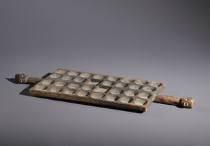 Lobi - Burkina Faso/Costa d'Avorio - Nello stile di Tavola da gioco con buche  impreziosita da  due testine antropomorfe in legno a patina scura naturale, semi e perline