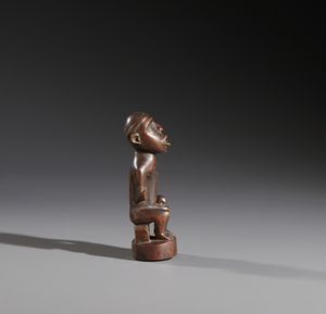 Kongo - Repubblica Democratica del Congo : Nello stile di Piccola scultura antropomorfa in legno duro a patina  - Asta Asta 444 | AFRICA, OCEANIA E AMERICHE - ARTIGIANATO AFRICANO: VARI COMMITTENTI E SELEZIONE DALLA COLLEZIONE BARTOLOMUCCI Online - Associazione Nazionale - Case d'Asta italiane