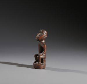 Kongo - Repubblica Democratica del Congo : Nello stile di Piccola scultura antropomorfa in legno duro a patina  - Asta Asta 444 | AFRICA, OCEANIA E AMERICHE - ARTIGIANATO AFRICANO: VARI COMMITTENTI E SELEZIONE DALLA COLLEZIONE BARTOLOMUCCI Online - Associazione Nazionale - Case d'Asta italiane