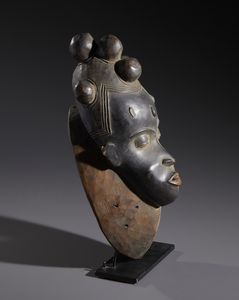 Guro - Costa d'Avorio : Nello stile di Maschera antropomorfa in legno duro a patina scura  e pigmenti  - Asta Asta 444 | AFRICA, OCEANIA E AMERICHE - ARTIGIANATO AFRICANO: VARI COMMITTENTI E SELEZIONE DALLA COLLEZIONE BARTOLOMUCCI Online - Associazione Nazionale - Case d'Asta italiane