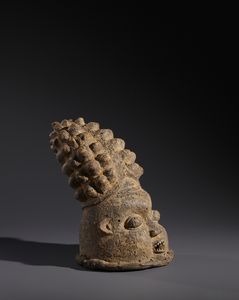 Bamoun - Camerun (Grassland) : Nello stile di Maschera ad elmo in legno, tessuto, corda e pigmenti  A patina crostosa  - Asta Asta 444 | AFRICA, OCEANIA E AMERICHE - ARTIGIANATO AFRICANO: VARI COMMITTENTI E SELEZIONE DALLA COLLEZIONE BARTOLOMUCCI Online - Associazione Nazionale - Case d'Asta italiane