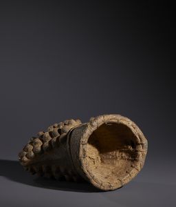 Bamoun - Camerun (Grassland) : Nello stile di Maschera ad elmo in legno, tessuto, corda e pigmenti  A patina crostosa  - Asta Asta 444 | AFRICA, OCEANIA E AMERICHE - ARTIGIANATO AFRICANO: VARI COMMITTENTI E SELEZIONE DALLA COLLEZIONE BARTOLOMUCCI Online - Associazione Nazionale - Case d'Asta italiane