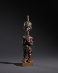 Lulua - Repubblica Democratica del Congo - Nello stile di Scultura  in forma di  maternit caratterizzata dalle numerose scarificazioni tipiche del popolo LuluaLegno duro a patina rossastra e pigmento nero