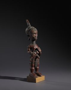 Lulua - Repubblica Democratica del Congo : Nello stile di Scultura  in forma di  maternit caratterizzata dalle numerose scarificazioni tipiche del popolo LuluaLegno duro a patina rossastra e pigmento nero  - Asta Asta 444 | AFRICA, OCEANIA E AMERICHE - ARTIGIANATO AFRICANO: VARI COMMITTENTI E SELEZIONE DALLA COLLEZIONE BARTOLOMUCCI Online - Associazione Nazionale - Case d'Asta italiane