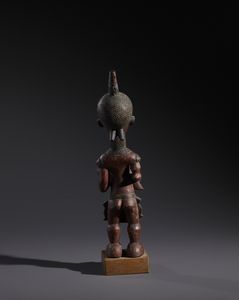 Lulua - Repubblica Democratica del Congo : Nello stile di Scultura  in forma di  maternit caratterizzata dalle numerose scarificazioni tipiche del popolo LuluaLegno duro a patina rossastra e pigmento nero  - Asta Asta 444 | AFRICA, OCEANIA E AMERICHE - ARTIGIANATO AFRICANO: VARI COMMITTENTI E SELEZIONE DALLA COLLEZIONE BARTOLOMUCCI Online - Associazione Nazionale - Case d'Asta italiane