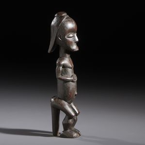 Fang - Gabon : Nello stile di Scultura antropomorfa di guardiano di reliquiario in legno a patina scura  - Asta Asta 444 | AFRICA, OCEANIA E AMERICHE - ARTIGIANATO AFRICANO: VARI COMMITTENTI E SELEZIONE DALLA COLLEZIONE BARTOLOMUCCI Online - Associazione Nazionale - Case d'Asta italiane