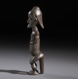 Fang - Gabon : Nello stile di Scultura antropomorfa di guardiano di reliquiario in legno a patina scura  - Asta Asta 444 | AFRICA, OCEANIA E AMERICHE - ARTIGIANATO AFRICANO: VARI COMMITTENTI E SELEZIONE DALLA COLLEZIONE BARTOLOMUCCI Online - Associazione Nazionale - Case d'Asta italiane