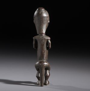 Fang - Gabon : Nello stile di Scultura antropomorfa di guardiano di reliquiario in legno a patina scura  - Asta Asta 444 | AFRICA, OCEANIA E AMERICHE - ARTIGIANATO AFRICANO: VARI COMMITTENTI E SELEZIONE DALLA COLLEZIONE BARTOLOMUCCI Online - Associazione Nazionale - Case d'Asta italiane