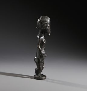 Baule - Costa d'Avorio : Nello stile di Scultura antropomorfa maschile in legno duro a patina scura  - Asta Asta 444 | AFRICA, OCEANIA E AMERICHE - ARTIGIANATO AFRICANO: VARI COMMITTENTI E SELEZIONE DALLA COLLEZIONE BARTOLOMUCCI Online - Associazione Nazionale - Case d'Asta italiane
