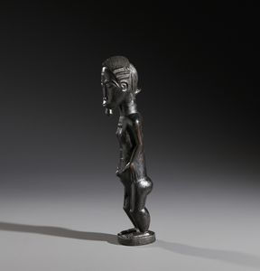 Baule - Costa d'Avorio : Nello stile di Scultura antropomorfa maschile in legno duro a patina scura  - Asta Asta 444 | AFRICA, OCEANIA E AMERICHE - ARTIGIANATO AFRICANO: VARI COMMITTENTI E SELEZIONE DALLA COLLEZIONE BARTOLOMUCCI Online - Associazione Nazionale - Case d'Asta italiane