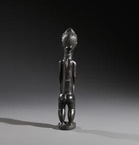 Baule - Costa d'Avorio : Nello stile di Scultura antropomorfa maschile in legno duro a patina scura  - Asta Asta 444 | AFRICA, OCEANIA E AMERICHE - ARTIGIANATO AFRICANO: VARI COMMITTENTI E SELEZIONE DALLA COLLEZIONE BARTOLOMUCCI Online - Associazione Nazionale - Case d'Asta italiane