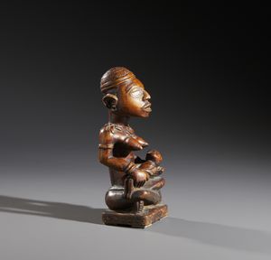Kongo - Repubblica Democratica del Congo : Nello stile di Scultura antropomorfa in forma di  maternit Legno duro a patina marrone e vetro  - Asta Asta 444 | AFRICA, OCEANIA E AMERICHE - ARTIGIANATO AFRICANO: VARI COMMITTENTI E SELEZIONE DALLA COLLEZIONE BARTOLOMUCCI Online - Associazione Nazionale - Case d'Asta italiane