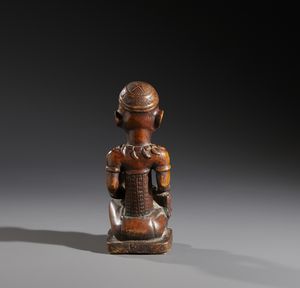 Kongo - Repubblica Democratica del Congo : Nello stile di Scultura antropomorfa in forma di  maternit Legno duro a patina marrone e vetro  - Asta Asta 444 | AFRICA, OCEANIA E AMERICHE - ARTIGIANATO AFRICANO: VARI COMMITTENTI E SELEZIONE DALLA COLLEZIONE BARTOLOMUCCI Online - Associazione Nazionale - Case d'Asta italiane
