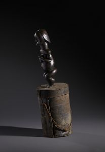 Fang - Gabon : Nello stile diScultura antropomorfa in legno duro a patina scura  con contenitore reliquiario Legno, cuoio, fibra, chiodi e borchie in ottone  - Asta Asta 444 | AFRICA, OCEANIA E AMERICHE - ARTIGIANATO AFRICANO: VARI COMMITTENTI E SELEZIONE DALLA COLLEZIONE BARTOLOMUCCI Online - Associazione Nazionale - Case d'Asta italiane