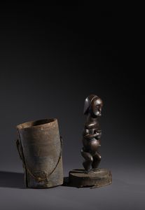 Fang - Gabon : Nello stile diScultura antropomorfa in legno duro a patina scura  con contenitore reliquiario Legno, cuoio, fibra, chiodi e borchie in ottone  - Asta Asta 444 | AFRICA, OCEANIA E AMERICHE - ARTIGIANATO AFRICANO: VARI COMMITTENTI E SELEZIONE DALLA COLLEZIONE BARTOLOMUCCI Online - Associazione Nazionale - Case d'Asta italiane