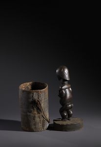 Fang - Gabon : Nello stile diScultura antropomorfa in legno duro a patina scura  con contenitore reliquiario Legno, cuoio, fibra, chiodi e borchie in ottone  - Asta Asta 444 | AFRICA, OCEANIA E AMERICHE - ARTIGIANATO AFRICANO: VARI COMMITTENTI E SELEZIONE DALLA COLLEZIONE BARTOLOMUCCI Online - Associazione Nazionale - Case d'Asta italiane