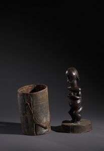 Fang - Gabon : Nello stile diScultura antropomorfa in legno duro a patina scura  con contenitore reliquiario Legno, cuoio, fibra, chiodi e borchie in ottone  - Asta Asta 444 | AFRICA, OCEANIA E AMERICHE - ARTIGIANATO AFRICANO: VARI COMMITTENTI E SELEZIONE DALLA COLLEZIONE BARTOLOMUCCI Online - Associazione Nazionale - Case d'Asta italiane
