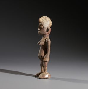 Senufo - Costa d'Avorio/Mali/Burkina Faso : Nello stile di Scultura antropomorfa  in legno a patina crostosa e pigmenti  - Asta Asta 444 | AFRICA, OCEANIA E AMERICHE - ARTIGIANATO AFRICANO: VARI COMMITTENTI E SELEZIONE DALLA COLLEZIONE BARTOLOMUCCI Online - Associazione Nazionale - Case d'Asta italiane