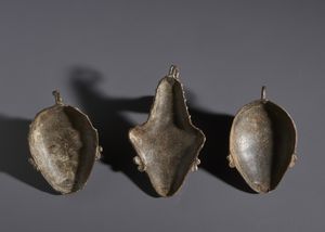 Baule - Costa d'Avorio : Nello stile di Lotto composto da tre piccole maschere antropomorfe  in bronzo  - Asta Asta 444 | AFRICA, OCEANIA E AMERICHE - ARTIGIANATO AFRICANO: VARI COMMITTENTI E SELEZIONE DALLA COLLEZIONE BARTOLOMUCCI Online - Associazione Nazionale - Case d'Asta italiane
