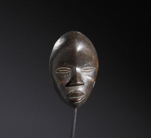Dan - Costa d'Avorio/Liberia - Nello stile di Piccola maschera antropomorfa in legno a patina scura