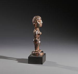 Yoruba -Nigeria : Nello stile di Scultura femminile in legno a patina scura e pigmenti  - Asta Asta 444 | AFRICA, OCEANIA E AMERICHE - ARTIGIANATO AFRICANO: VARI COMMITTENTI E SELEZIONE DALLA COLLEZIONE BARTOLOMUCCI Online - Associazione Nazionale - Case d'Asta italiane