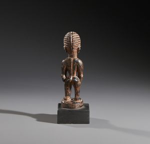 Yoruba -Nigeria : Nello stile di Scultura femminile in legno a patina scura e pigmenti  - Asta Asta 444 | AFRICA, OCEANIA E AMERICHE - ARTIGIANATO AFRICANO: VARI COMMITTENTI E SELEZIONE DALLA COLLEZIONE BARTOLOMUCCI Online - Associazione Nazionale - Case d'Asta italiane