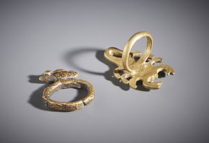 Lobi - Burkina Faso/Costa d'Avorio : Nello stile di Lotto composto da due anelli in bronzo con camaleonte e scorpione  - Asta Asta 444 | AFRICA, OCEANIA E AMERICHE - ARTIGIANATO AFRICANO: VARI COMMITTENTI E SELEZIONE DALLA COLLEZIONE BARTOLOMUCCI Online - Associazione Nazionale - Case d'Asta italiane