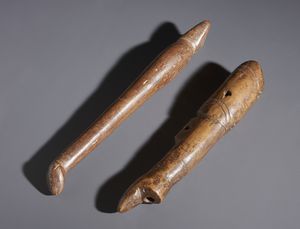 Mossi - Burkina Faso : Nello stile di Lotto composto da due fischietti in legno  - Asta Asta 444 | AFRICA, OCEANIA E AMERICHE - ARTIGIANATO AFRICANO: VARI COMMITTENTI E SELEZIONE DALLA COLLEZIONE BARTOLOMUCCI Online - Associazione Nazionale - Case d'Asta italiane