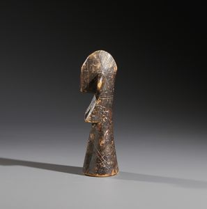 Mossi - Burkina Faso : Nello stile di Bambola di fertilit in legno a patina scura  - Asta Asta 444 | AFRICA, OCEANIA E AMERICHE - ARTIGIANATO AFRICANO: VARI COMMITTENTI E SELEZIONE DALLA COLLEZIONE BARTOLOMUCCI Online - Associazione Nazionale - Case d'Asta italiane