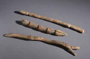 Dogon o Tellem - Mali : Nello stile di Lotto composto da tre pali rituali da altare in legno  - Asta Asta 444 | AFRICA, OCEANIA E AMERICHE - ARTIGIANATO AFRICANO: VARI COMMITTENTI E SELEZIONE DALLA COLLEZIONE BARTOLOMUCCI Online - Associazione Nazionale - Case d'Asta italiane