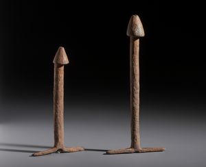 Lobi - Burkina Faso/Costa d'Avorio : Nello stile di Lotto composto da due falli in ferro  - Asta Asta 444 | AFRICA, OCEANIA E AMERICHE - ARTIGIANATO AFRICANO: VARI COMMITTENTI E SELEZIONE DALLA COLLEZIONE BARTOLOMUCCI Online - Associazione Nazionale - Case d'Asta italiane