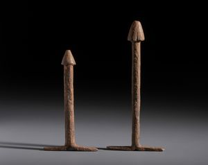 Lobi - Burkina Faso/Costa d'Avorio : Nello stile di Lotto composto da due falli in ferro  - Asta Asta 444 | AFRICA, OCEANIA E AMERICHE - ARTIGIANATO AFRICANO: VARI COMMITTENTI E SELEZIONE DALLA COLLEZIONE BARTOLOMUCCI Online - Associazione Nazionale - Case d'Asta italiane