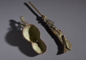 Baule - Costa d'Avorio : Nello stile di Lotto composto da due bronzi Una scimmia Baul ed un' coltello-nsegna Ashanti  - Asta Asta 444 | AFRICA, OCEANIA E AMERICHE - ARTIGIANATO AFRICANO: VARI COMMITTENTI E SELEZIONE DALLA COLLEZIONE BARTOLOMUCCI Online - Associazione Nazionale - Case d'Asta italiane