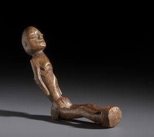 Lobi - Burkina Faso/Costa d'Avorio : Nello stile di Scultura antropomorfa in legno  - Asta Asta 444 | AFRICA, OCEANIA E AMERICHE - ARTIGIANATO AFRICANO: VARI COMMITTENTI E SELEZIONE DALLA COLLEZIONE BARTOLOMUCCI Online - Associazione Nazionale - Case d'Asta italiane