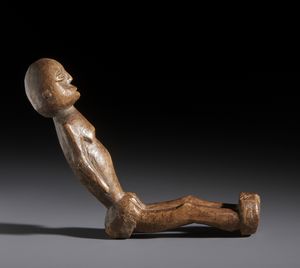 Lobi - Burkina Faso/Costa d'Avorio : Nello stile di Scultura antropomorfa in legno  - Asta Asta 444 | AFRICA, OCEANIA E AMERICHE - ARTIGIANATO AFRICANO: VARI COMMITTENTI E SELEZIONE DALLA COLLEZIONE BARTOLOMUCCI Online - Associazione Nazionale - Case d'Asta italiane