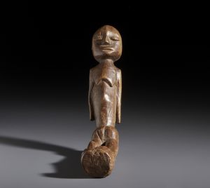 Lobi - Burkina Faso/Costa d'Avorio : Nello stile di Scultura antropomorfa in legno  - Asta Asta 444 | AFRICA, OCEANIA E AMERICHE - ARTIGIANATO AFRICANO: VARI COMMITTENTI E SELEZIONE DALLA COLLEZIONE BARTOLOMUCCI Online - Associazione Nazionale - Case d'Asta italiane