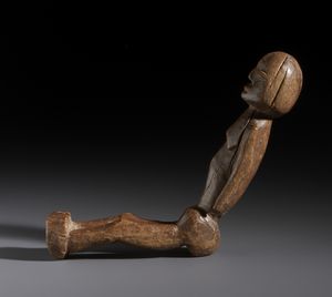 Lobi - Burkina Faso/Costa d'Avorio : Nello stile di Scultura antropomorfa in legno  - Asta Asta 444 | AFRICA, OCEANIA E AMERICHE - ARTIGIANATO AFRICANO: VARI COMMITTENTI E SELEZIONE DALLA COLLEZIONE BARTOLOMUCCI Online - Associazione Nazionale - Case d'Asta italiane