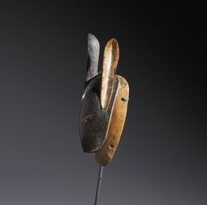 Guro - Costa d'Avorio : Nello stile di Maschera lepre in legno duro a patina naturale,  pigmento e caolino  - Asta Asta 444 | AFRICA, OCEANIA E AMERICHE - ARTIGIANATO AFRICANO: VARI COMMITTENTI E SELEZIONE DALLA COLLEZIONE BARTOLOMUCCI Online - Associazione Nazionale - Case d'Asta italiane