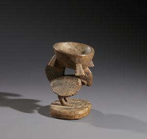 Yoruba -Nigeria : Nello stile di Scultura coppa con uccello Yoruba  in legno duro a patina naturale  - Asta Asta 444 | AFRICA, OCEANIA E AMERICHE - ARTIGIANATO AFRICANO: VARI COMMITTENTI E SELEZIONE DALLA COLLEZIONE BARTOLOMUCCI Online - Associazione Nazionale - Case d'Asta italiane