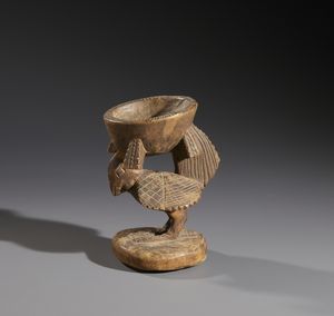Yoruba -Nigeria : Nello stile di Scultura coppa con uccello Yoruba  in legno duro a patina naturale  - Asta Asta 444 | AFRICA, OCEANIA E AMERICHE - ARTIGIANATO AFRICANO: VARI COMMITTENTI E SELEZIONE DALLA COLLEZIONE BARTOLOMUCCI Online - Associazione Nazionale - Case d'Asta italiane