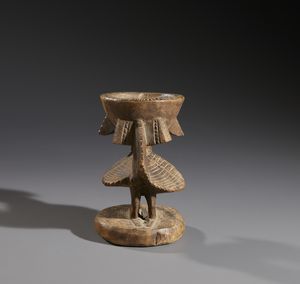 Yoruba -Nigeria : Nello stile di Scultura coppa con uccello Yoruba  in legno duro a patina naturale  - Asta Asta 444 | AFRICA, OCEANIA E AMERICHE - ARTIGIANATO AFRICANO: VARI COMMITTENTI E SELEZIONE DALLA COLLEZIONE BARTOLOMUCCI Online - Associazione Nazionale - Case d'Asta italiane