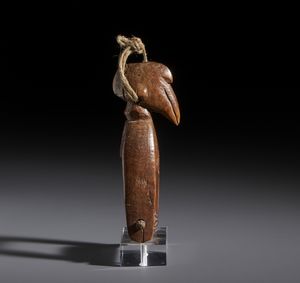 Senufo - Costa d'Avorio/Mali/Burkina Faso : Nello stile di Puleggia da telaio con calao in legno  - Asta Asta 444 | AFRICA, OCEANIA E AMERICHE - ARTIGIANATO AFRICANO: VARI COMMITTENTI E SELEZIONE DALLA COLLEZIONE BARTOLOMUCCI Online - Associazione Nazionale - Case d'Asta italiane