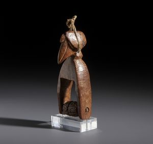 Senufo - Costa d'Avorio/Mali/Burkina Faso : Nello stile di Puleggia da telaio con calao in legno  - Asta Asta 444 | AFRICA, OCEANIA E AMERICHE - ARTIGIANATO AFRICANO: VARI COMMITTENTI E SELEZIONE DALLA COLLEZIONE BARTOLOMUCCI Online - Associazione Nazionale - Case d'Asta italiane