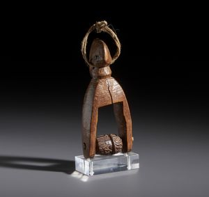 Senufo - Costa d'Avorio/Mali/Burkina Faso : Nello stile di Puleggia da telaio con calao in legno  - Asta Asta 444 | AFRICA, OCEANIA E AMERICHE - ARTIGIANATO AFRICANO: VARI COMMITTENTI E SELEZIONE DALLA COLLEZIONE BARTOLOMUCCI Online - Associazione Nazionale - Case d'Asta italiane