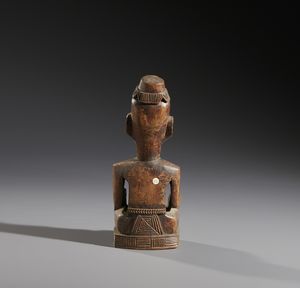 Kuba - Repubblica democratica del Congo : Nello stile di Scultura antropomorfa di Re Kuba seduto a gambe incrociate in legno duro a patina chiara  - Asta Asta 444 | AFRICA, OCEANIA E AMERICHE - ARTIGIANATO AFRICANO: VARI COMMITTENTI E SELEZIONE DALLA COLLEZIONE BARTOLOMUCCI Online - Associazione Nazionale - Case d'Asta italiane